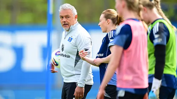 Coach Rodolfo Cardoso from the HSV women