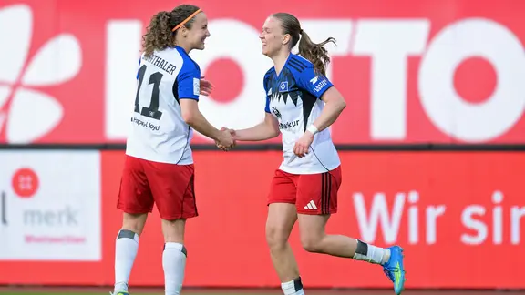 Hamburg's Annaleen Boehler (r.) and Melanie Brunnthaler celebrate a goal