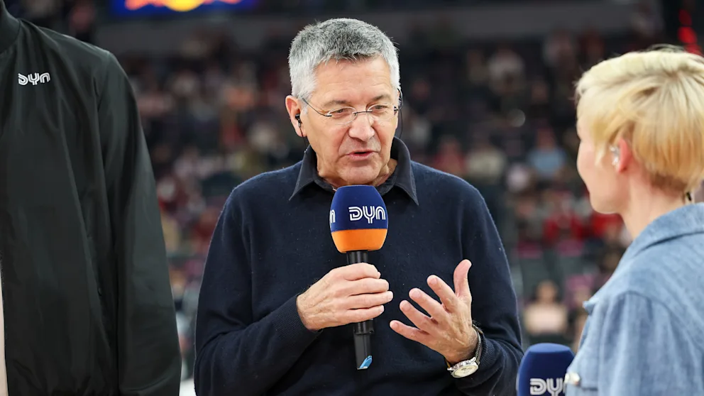 Herbert Hainer (71/r.) will Svetislav Pešić künftig in anderer Rolle beim FC Bayern einbinden