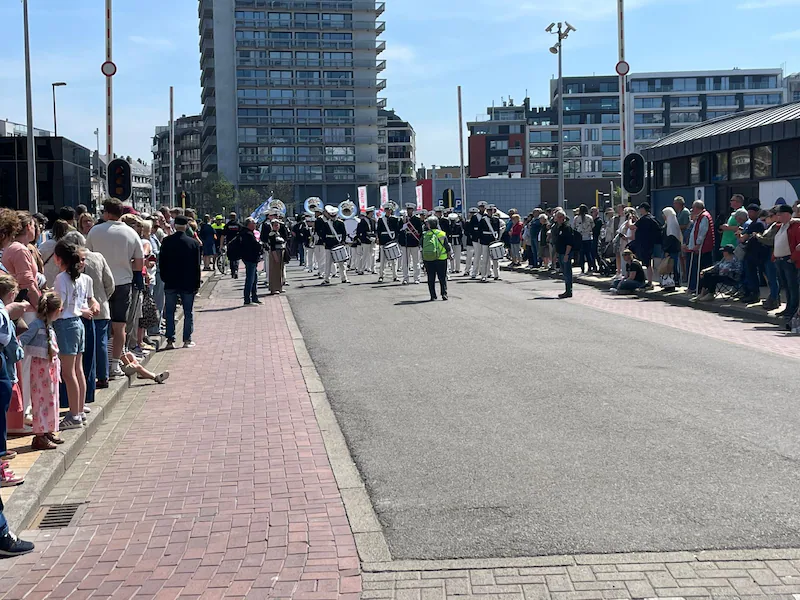 The parade in the center of Ostend has started. There is a lot of hustle and bustle in the city.