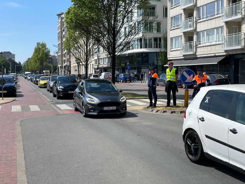 The parade in the center of Ostend has started. There is a lot of hustle and bustle in the city.