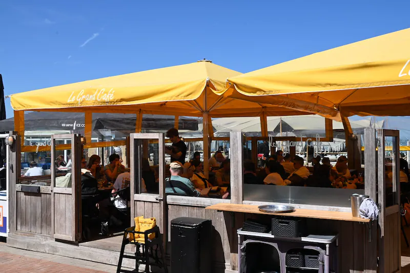 There is no crowd on the terraces in Blankenberge, but it is still pleasantly busy.