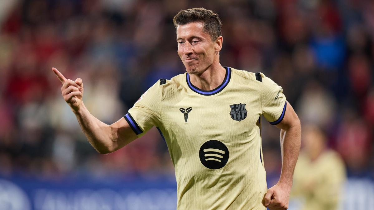 Lewandowski celebrates his goal against Osasuna
