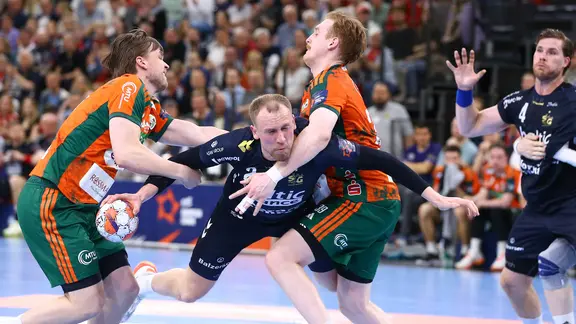 Duel between Thomas Solstad (TSV Hannover-Burgdorf), Simon Pytlick (SG Flensburg-Handewitt) and Lukas Stutzke (TSV Hannover-Burgdorf). | picture alliance / Michael Hundt Duel between Thomas Solstad (TSV Hannover-Burgdorf), Simon Pytlick (SG Flensburg-Handewitt) and Lukas Stutzke (TSV Hannover-Burgdorf).