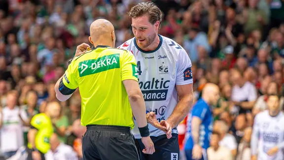 Johannes Golla from SG Flensburg-Handewitt speaks to the referee. | IMAGO / Jan Guenther Johannes Golla from SG Flensburg-Handewitt speaks to the referee.