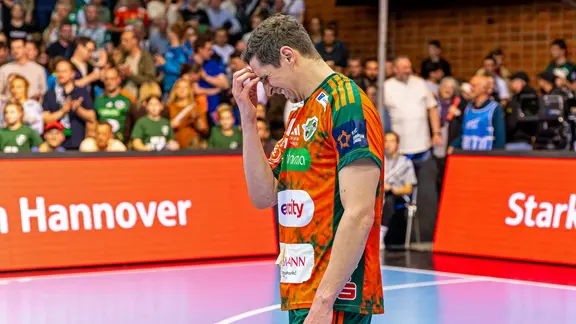 Marius Steinhauser from TSV Hannover-Burgdorf grabs his head. | IMAGO / Jan Guenther Marius Steinhauser from TSV Hannover-Burgdorf grabs his head.
