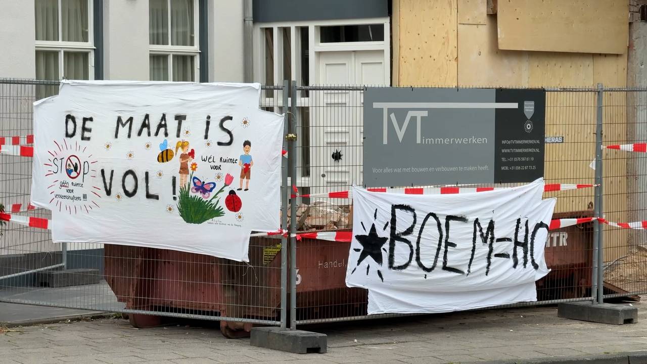 Local residents draw attention to the traffic situation with various banners and signs (photo: Wilco Zonneveld).