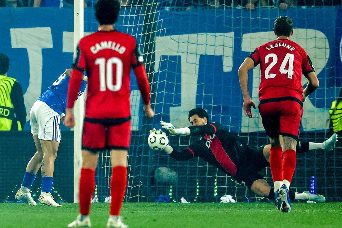 STRASBOURG (France), 05/07/2026.- Rayo Vallecano goalkeeper Augusto Batalla saves a penalty shot during the UEFA Conference League semi-finals 2nd leg match RC Strasbourg against Rayo Vallecano, in Strasbourg, France, 07 May 2026. (France, Strasbourg) EFE/EPA/MONAMMED BADRA
