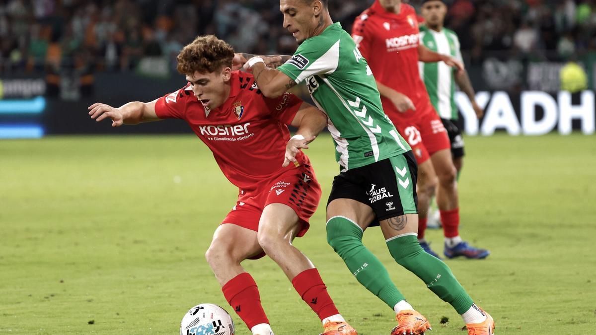 Osasuna forward, Victor Muñoz, protects the ball against Betis' Brazilian forward, Antony, during the match corresponding to matchday 7 of Laliga EA Sports between Betis and Osasuna at the La Cartuja stadium