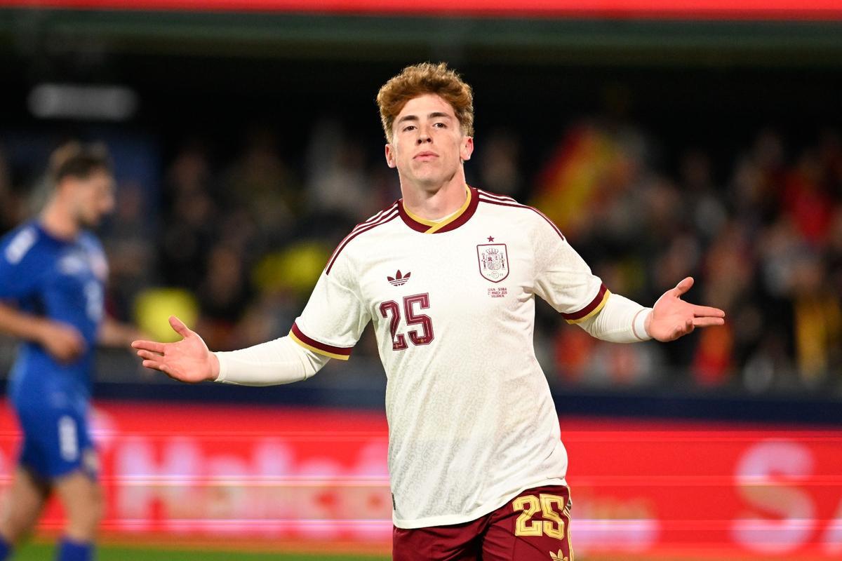 Víctor Muñoz celebrates his goal against Serbia with the Spanish team.
