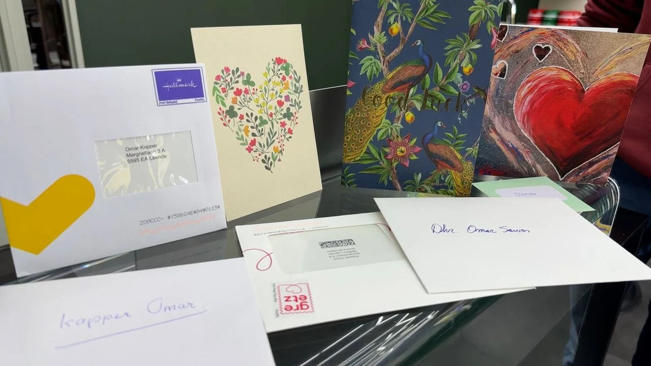After the call from the municipality, hairdresser Omar has already received several cards (photo: Wilco Zonneveld).
