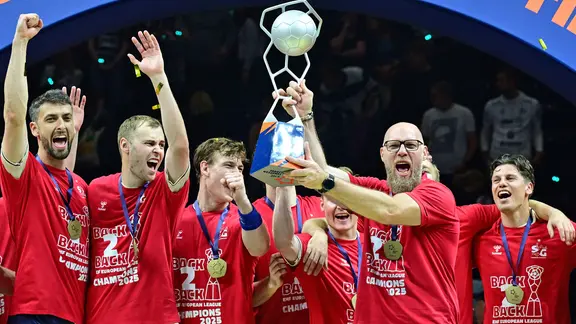 Cheers from the Flensburg handball players | Witters Cheers from the Flensburg handball players