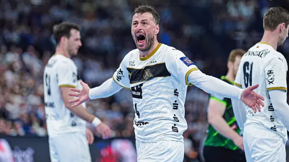 Kiel's Domagoj Duvnjak spreads his arms and screams. | IMAGO / Eibner Kiel's Domagoj Duvnjak spreads his arms and screams.