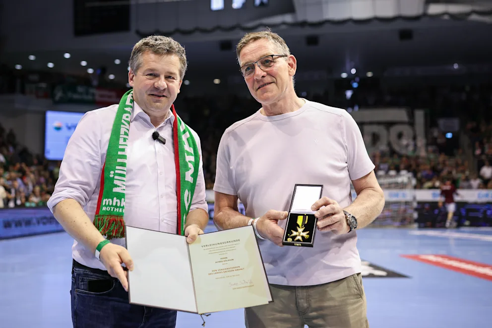 Bundestrainer und Ex-SCM-Coach Alfred Gislason (r.) bekommt von Ministerpraesident Sven Schulze (l.) den Verdienstorden des Landes Sachsen-Anhalt verliehen.