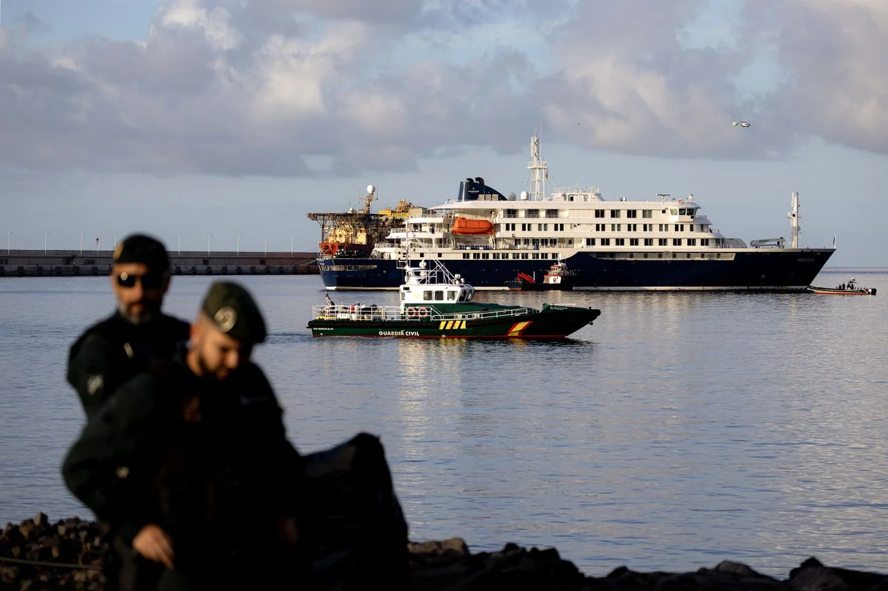 The Hondius arrives early on Sunday morning at a port on the Spanish island of Tenerife, from there a group of 29 passengers board a flight to Eindhoven. (Photo: ANP / Ramon van Flymen.)