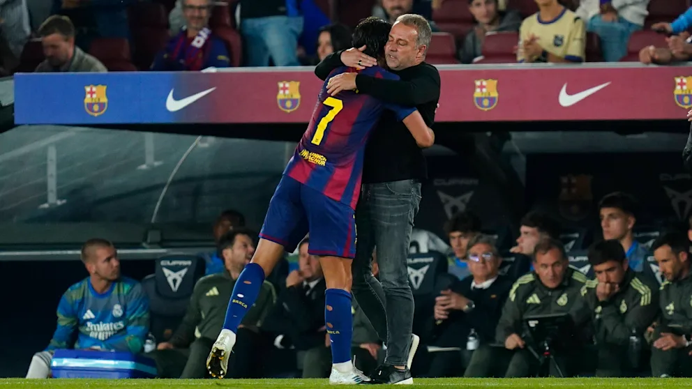 Tolle Geste! Ferran Torres herzt nach seinem Treffer den Trainer. Flick hatte nur Stunden vor dem Anstoß seinen Vater verloren