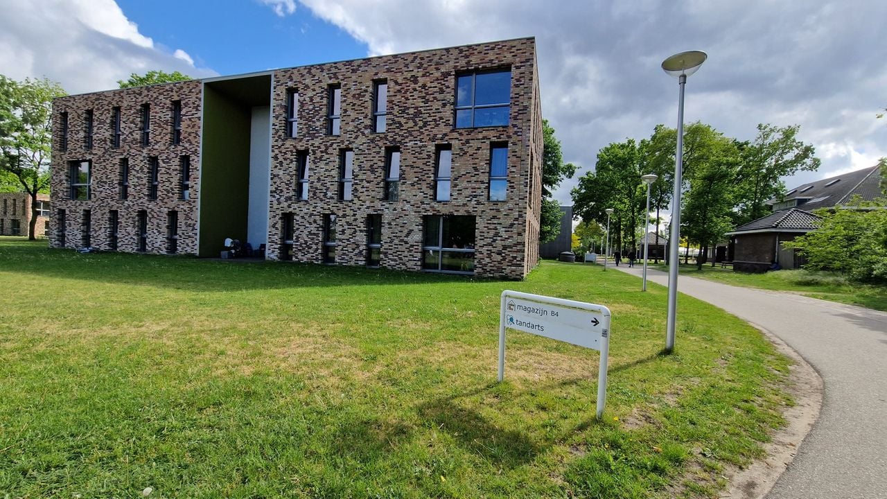 One of the buildings on the grounds of the asylum seekers' center in Grave (photo: Tom Berkers).