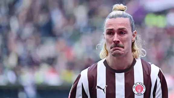 St. Pauli's Jackson Irvine in tears
