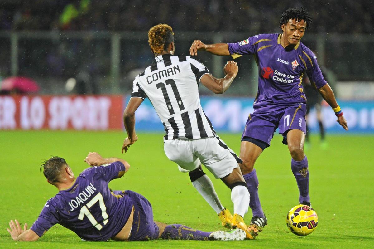Kingsley Coman of Juventus contrasted by Juan Cuadrado and Joaquín Sánchez Rodríguez of Fiorentina during the Italian Serie A football match