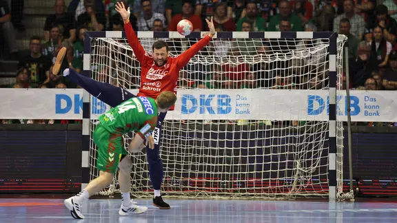 Omar Ingi Magnusson (SC Magdeburg) in a duel with goalkeeper Benjamin Buric (SG Flensburg-Handewitt) | picture alliance/dpa | Jan Woitas Omar Ingi Magnusson (SC Magdeburg) in a duel with goalkeeper Benjamin Buric (SG Flensburg-Handewitt)
