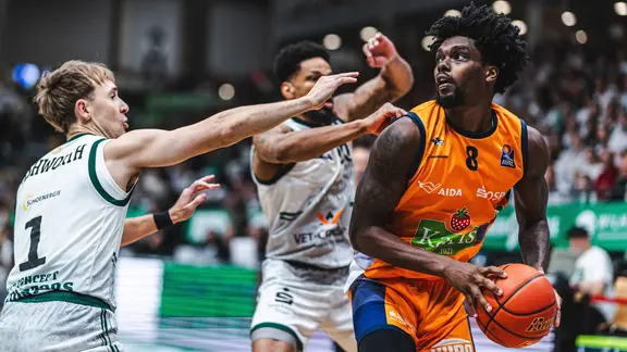 Kassim Nicholson (Rostock Seawolves) in a duel with Steven Ashworth (Gladiators Trier) and Urald King (Gladiators Trier) | IMAGO/Eibner Kassim Nicholson (Rostock Seawolves) in a duel with Steven Ashworth (Gladiators Trier) and Urald King (Gladiators Trier)