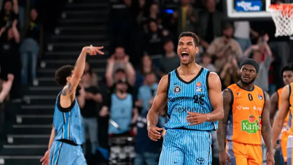 Kenneth Ogbe is happy about Veolia Towers Hamburg staying in the Basketball Bundesliga. | picture alliance / Eibner press photo / Max Vincen Kenneth Ogbe is happy about Veolia Towers Hamburg staying in the Basketball Bundesliga.