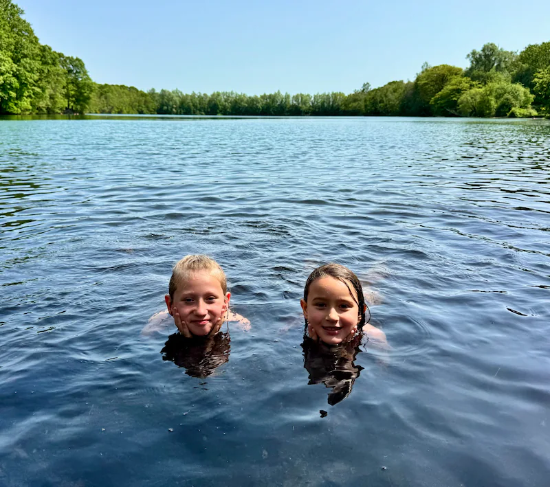 The two girls grew koeling in the E10-plas in Brasschaat 