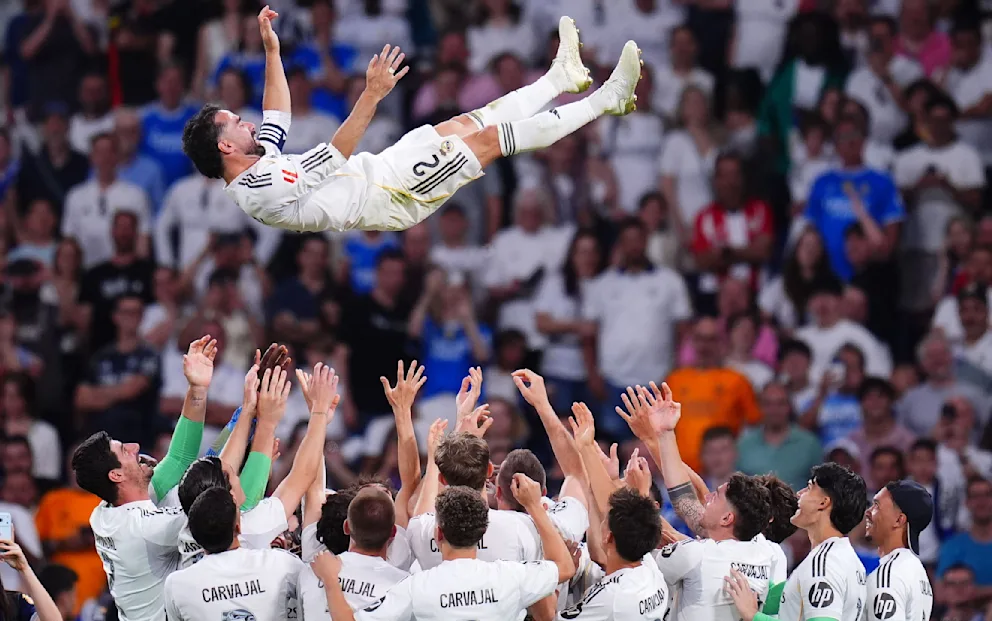 Real-Spieler tragen Carvajal-Trikots, lassen den Rechtsverteidiger hochleben