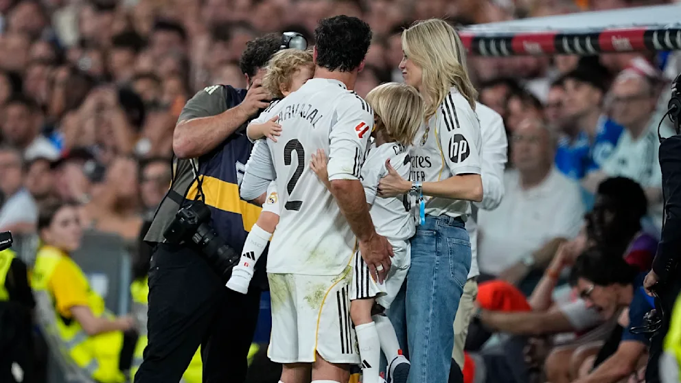 Carvajal wird von seiner Familie in Empfang genommen