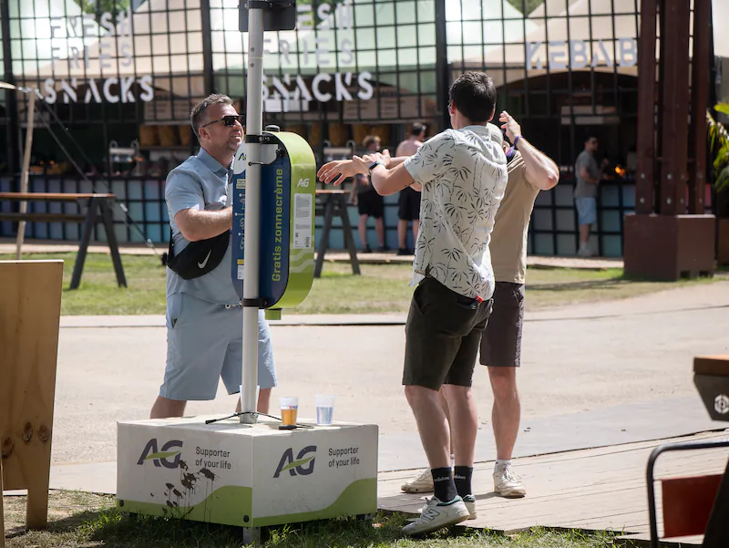 Men can wear sun cream at the Festival Extrema