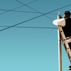 A specialist checking the installation of an eruv. | Photo: Cedoc.