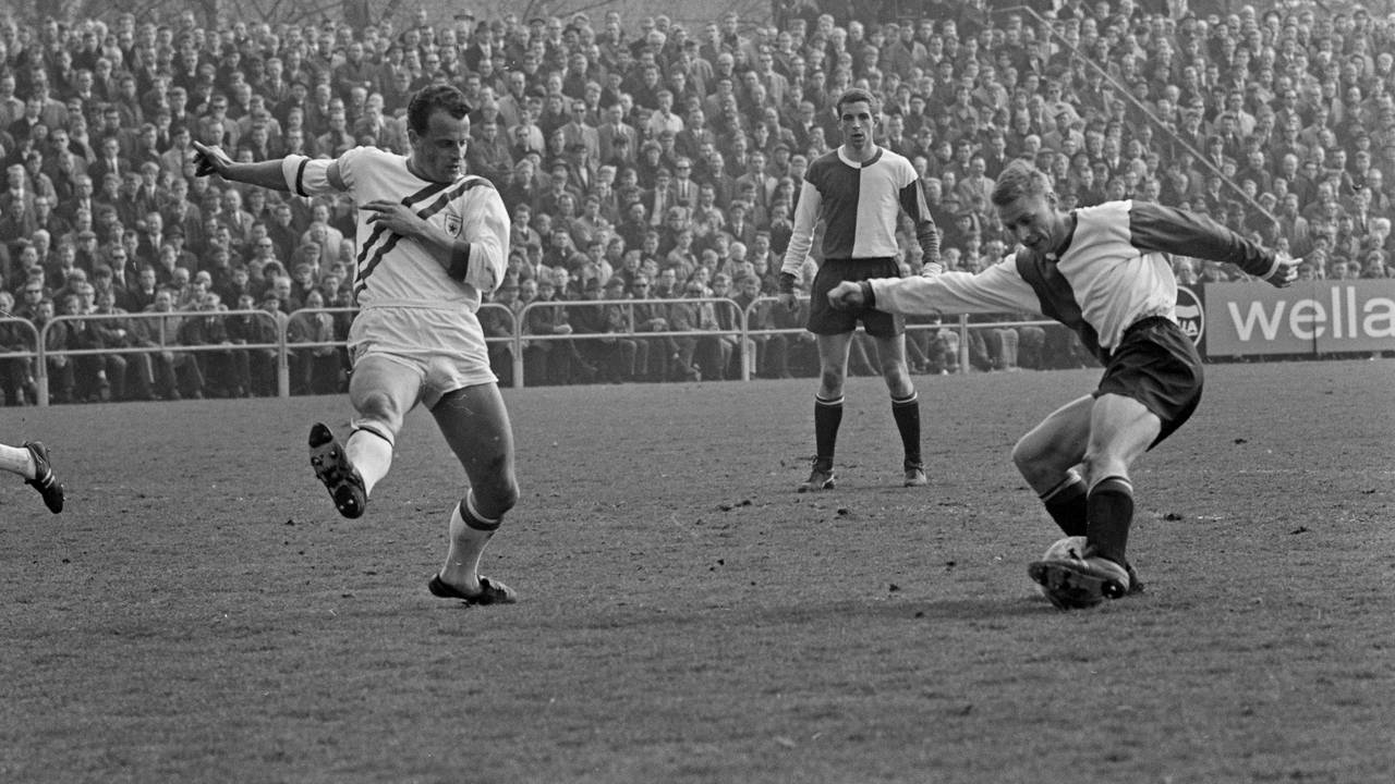 Jan Renders (left) for GVAV and Harry Bild van Feijenoord on April 9, 1967 (photo: Cor Mulder/ANP).