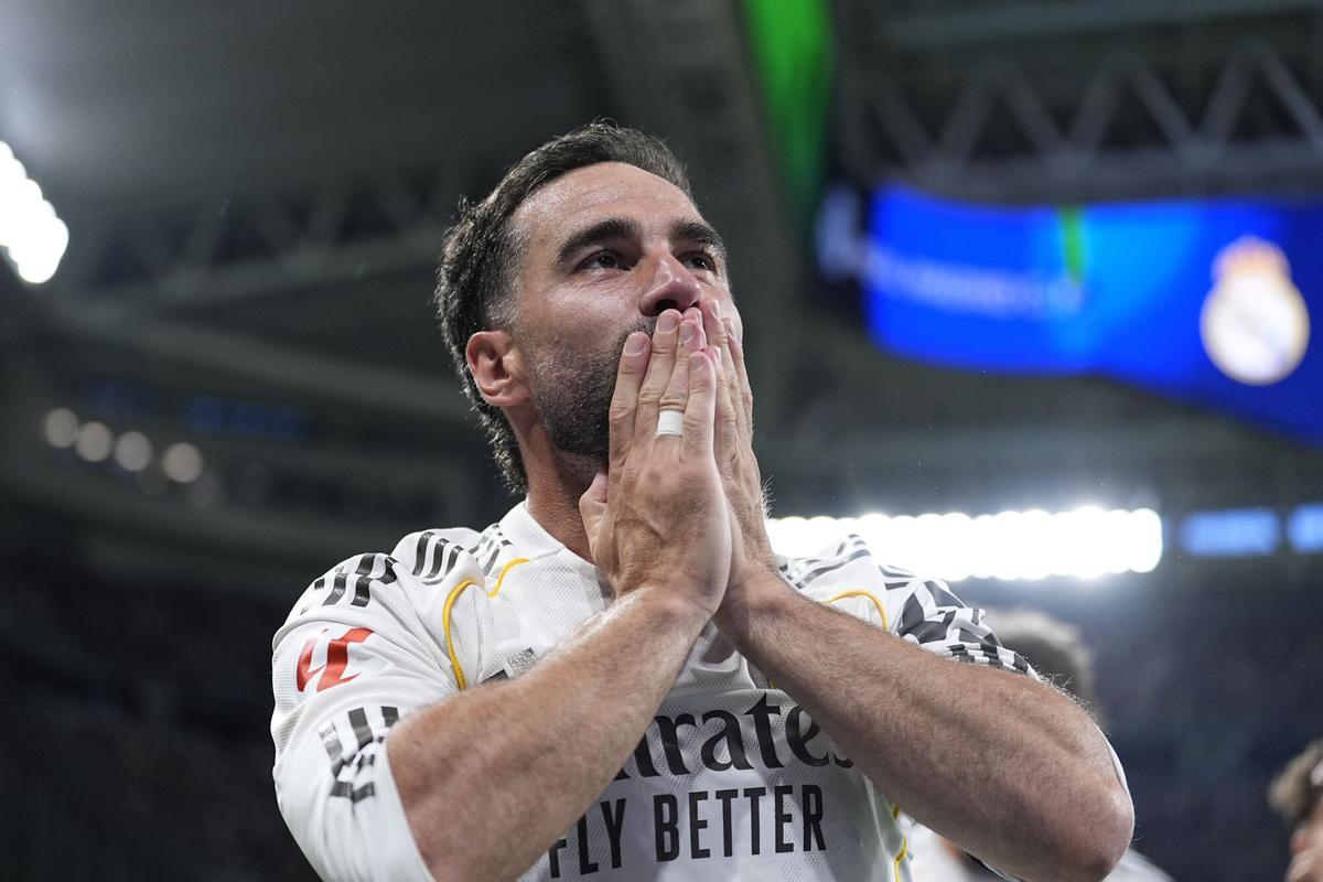 Carvajal celebrates Gonzalo's goal, which he assisted on his last day at the Bernabéu.