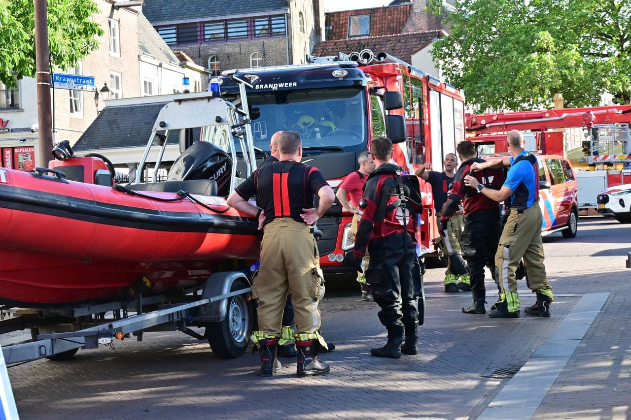 The fire brigade boat turned out not to be necessary (photo: Perry Roovers/Heitink Press Agency).