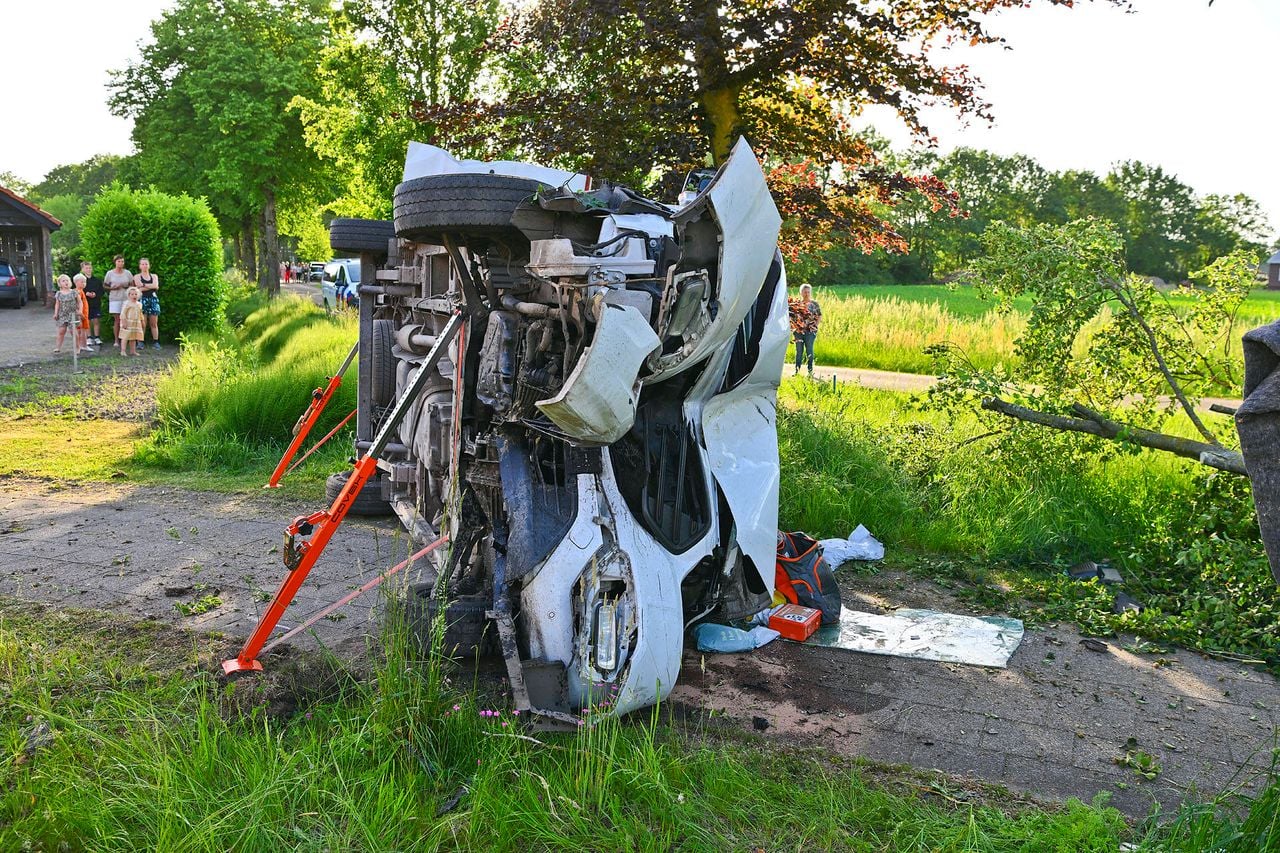 The car is heavily damaged (Photo: Rico Vogels / Heitink Press Agency).