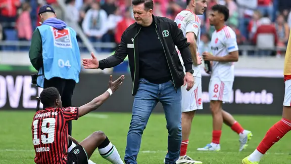 Coach Christian Titz (Hannover 96) high-fives William Kokolo (Hannover 96). | picture alliance/dpa | Swen gatekeeper Coach Christian Titz (Hannover 96) high-fives William Kokolo (Hannover 96).