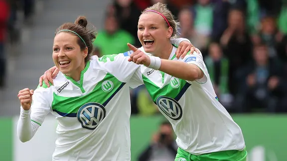 Vanessa Bernauer (l.) played for VfL Wolfsburg from 2014 to 2018. | IMAGO / Hübner Vanessa Bernauer (l.) 2016 with Alexandra Popp