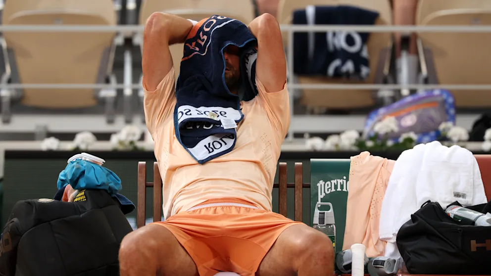 Novak Djokovic vergräbt sein Gesicht immer wieder unter einem Handtuch