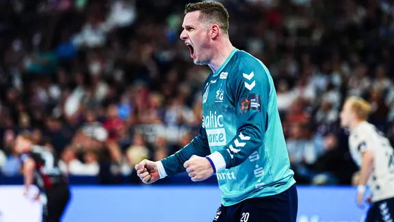 Flensburg goalkeeper Kevin Möller cheers.