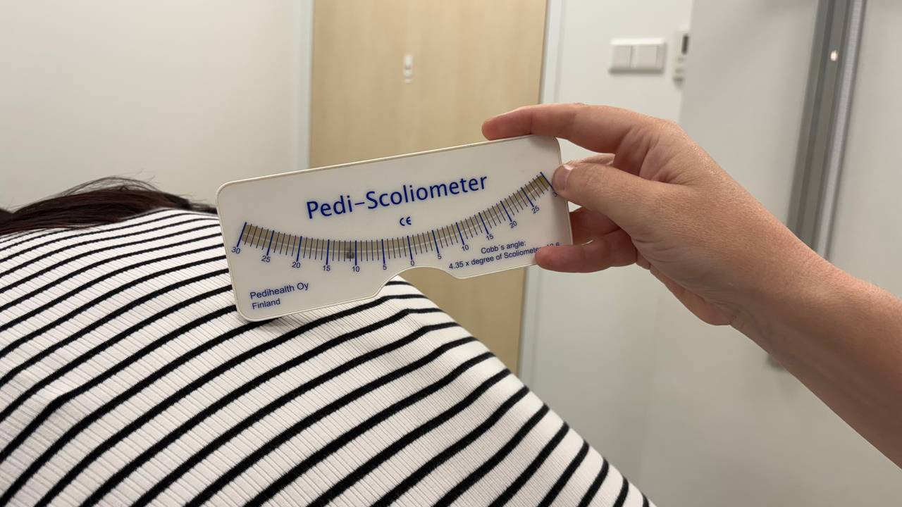 If the meter reads above 5 degrees, someone may have scoliosis (photo: Omroep Brabant).