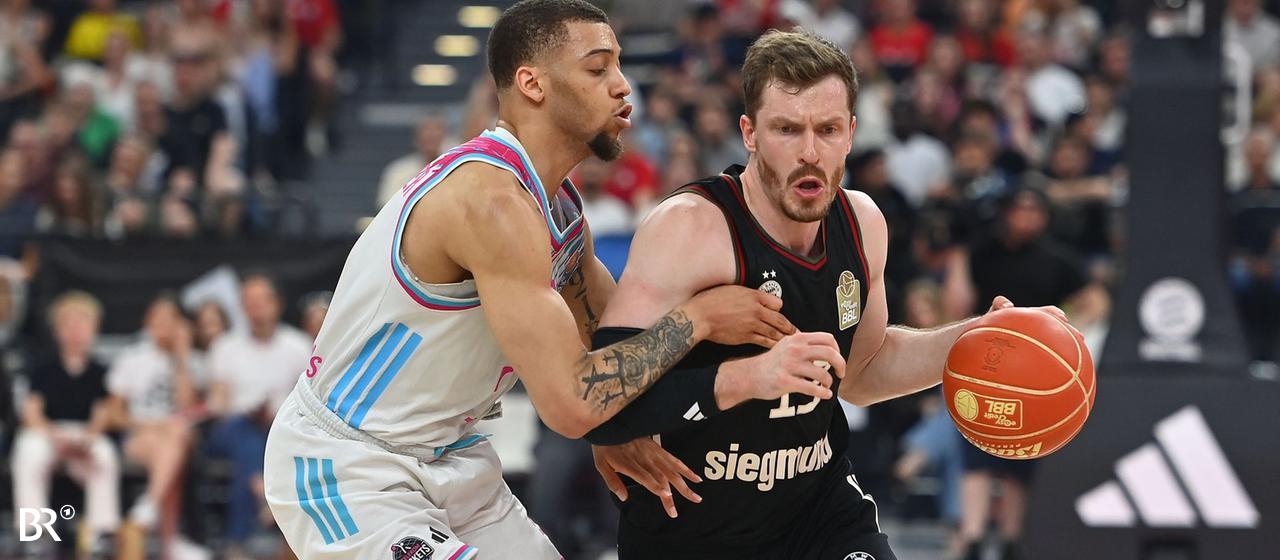 Andreas Obst moves to the basket against Bonn
