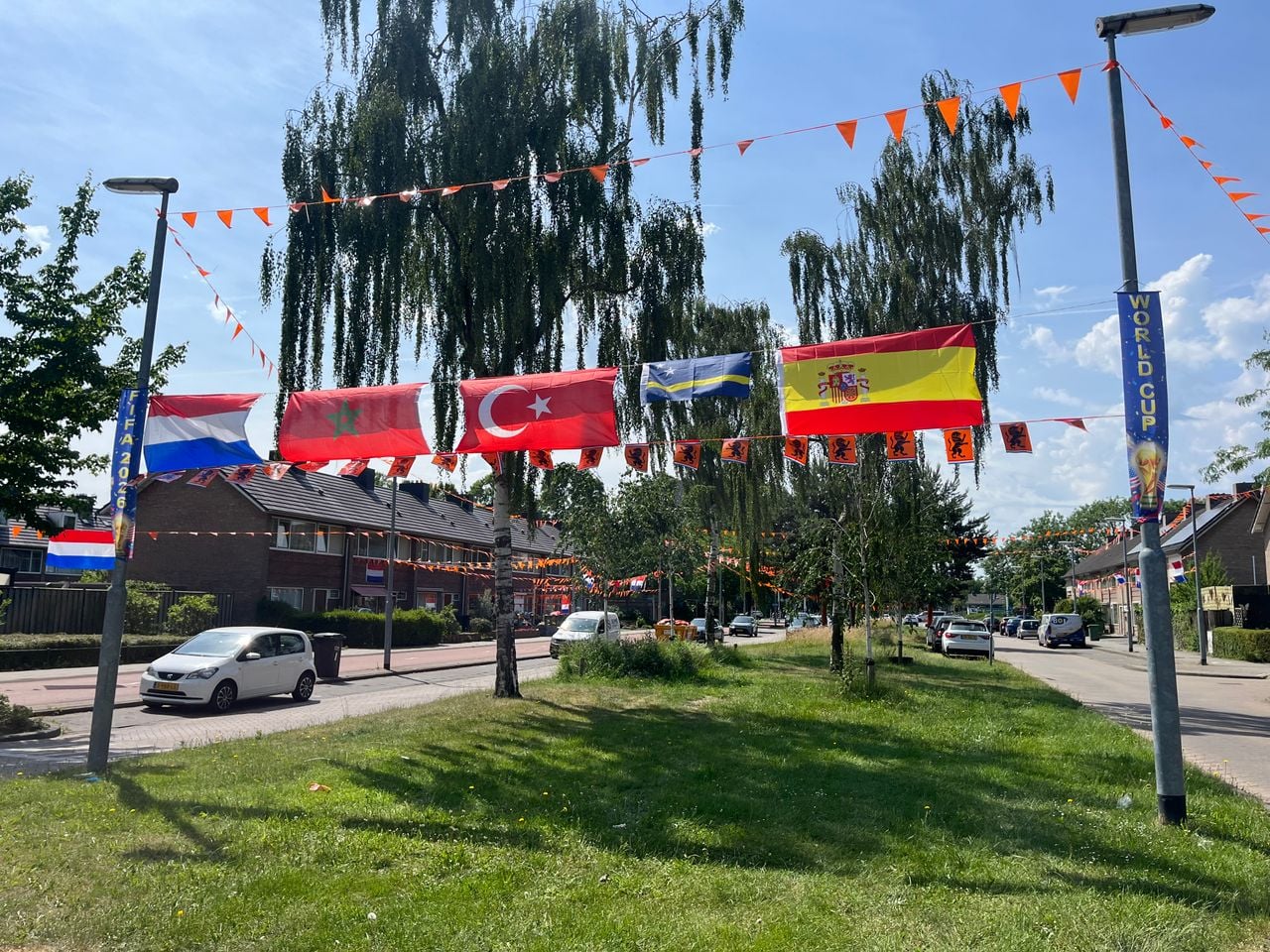 Upon arrival in the street it is immediately clear that this is not just about orange (photo: Floortje Steigenga).