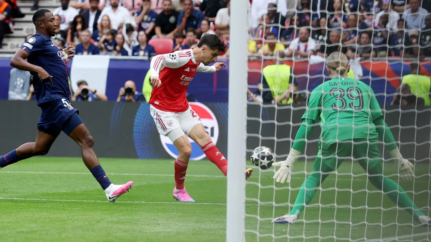Dream goal: Arsenal's Kai Havertz scores to take the lead "Gunners".