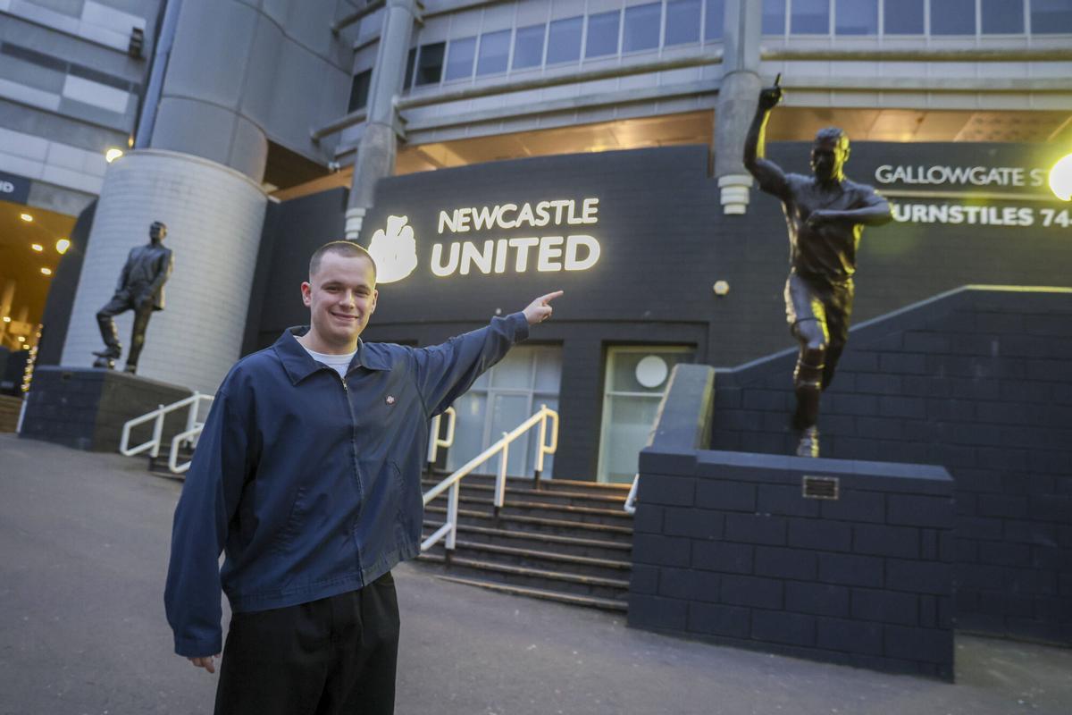 Hayters TV's Raff Lindale next to the statues of Alan Shearer and Bobby Robson outside St James' Park