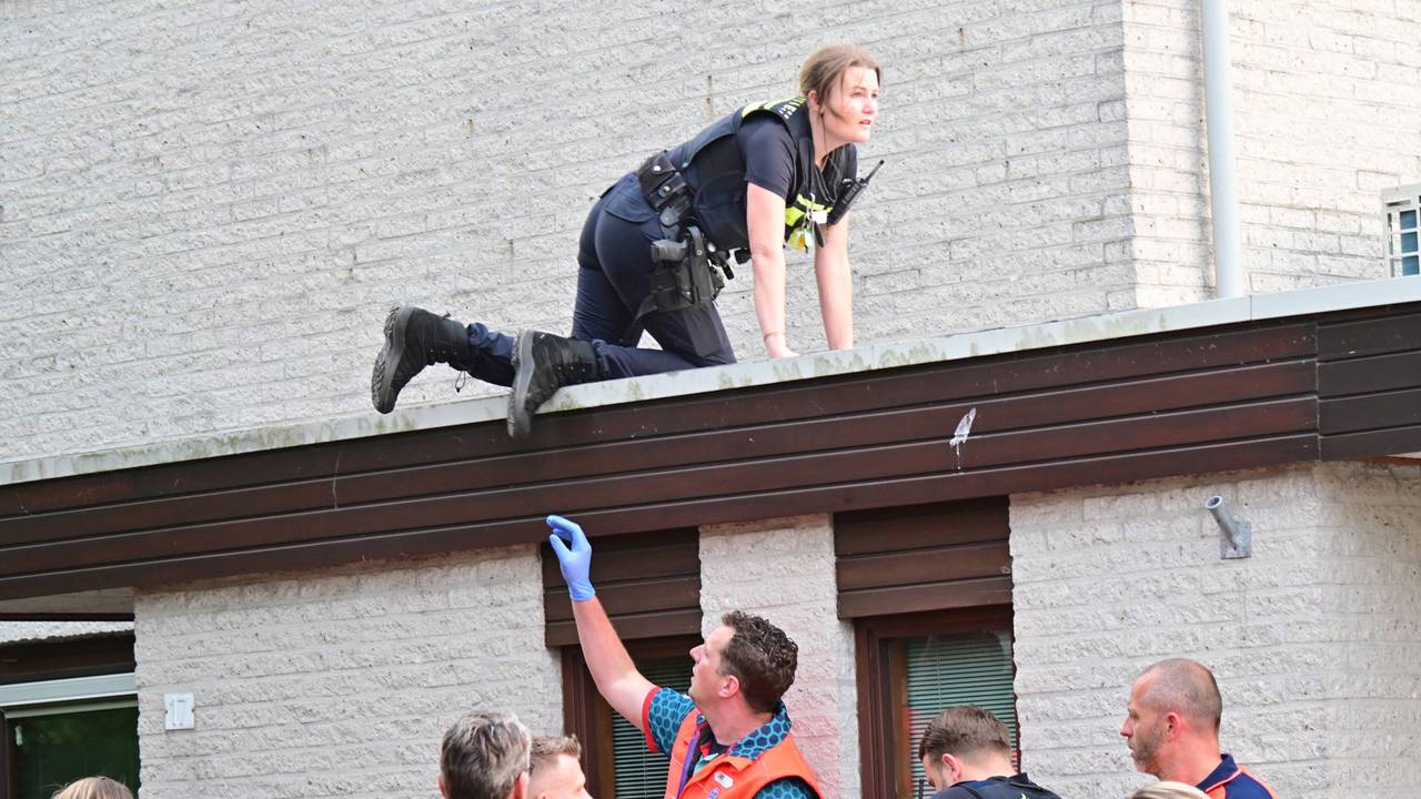 A person jumped from a hot air balloon in Zundert on Saturday evening (photo: Perry Roovers / Heitink Press Agency). 