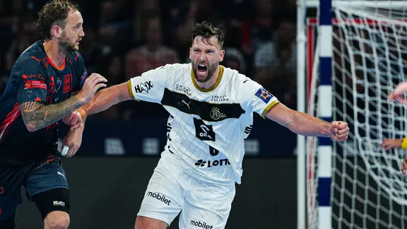 Cheers from Harald Reinkind (r.) from THW Kiel 