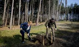 Forest ranger Erik de Jonge plants a young tree with deputy Hagar Roijackers. 