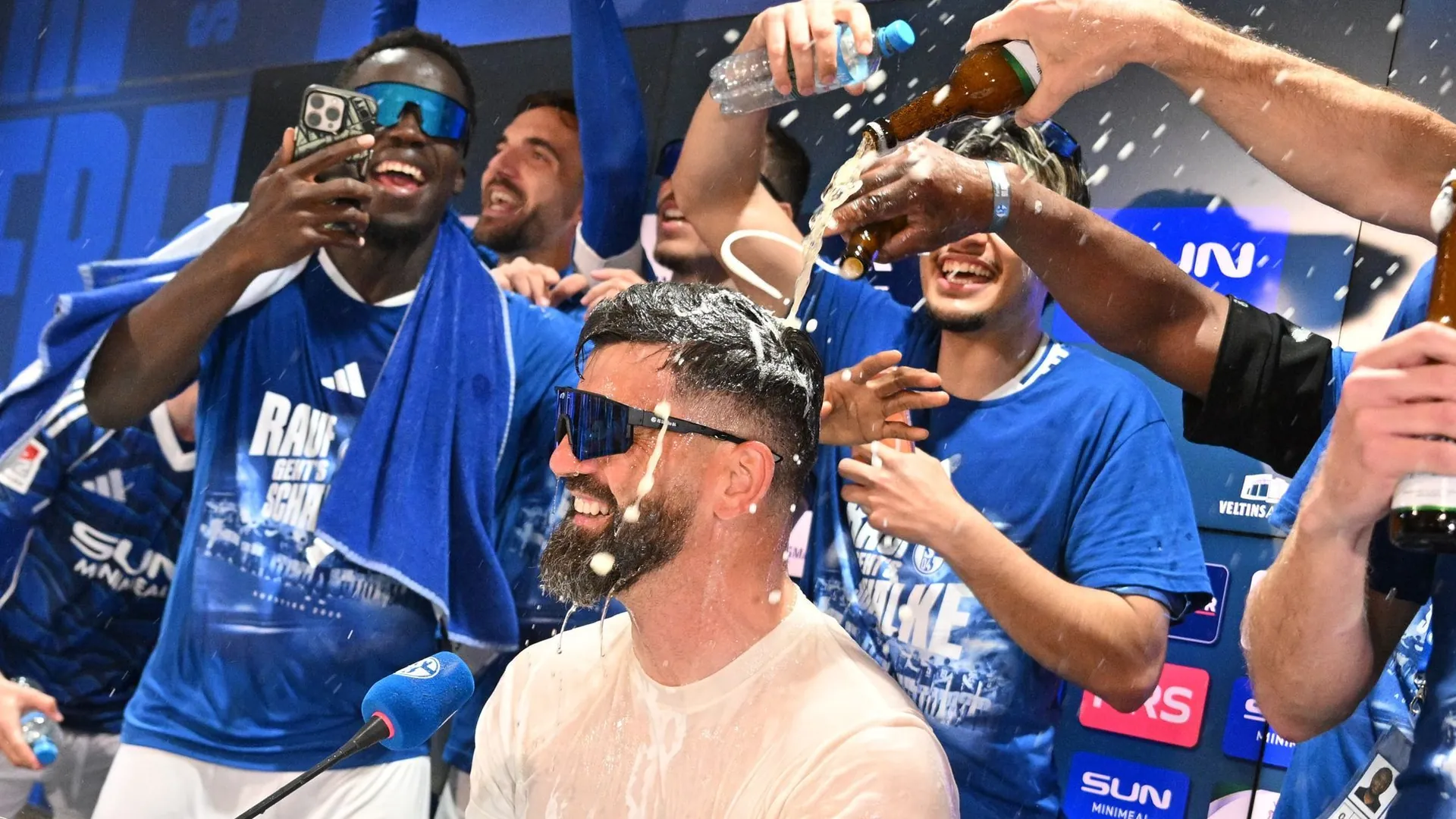 Unlimited celebration at Schalke: The club will finish the second division in first place. Unlimited celebration at Schalke: The club will finish the second division in first place.