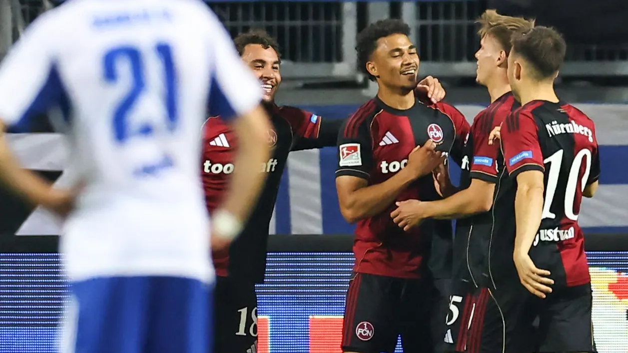 Henri Koudossou (M.): The Nuremberg professional celebrates with his colleagues about his goal to make it 2-0. Henri Koudossou (M.): The Nuremberg professional celebrates with his colleagues about his goal to make it 2-0.