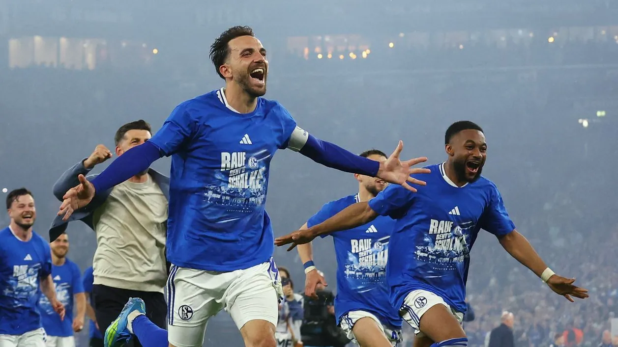 Unlimited celebration for Schalke: The club is returning to the Bundesliga.